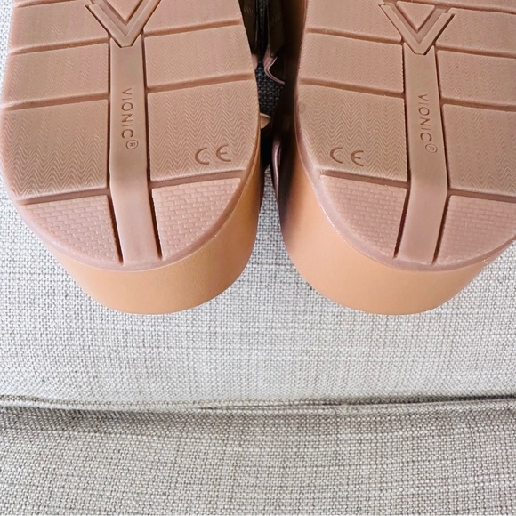 Like New VIONIC DELANO PLATFORM WEDGE SANDAL - Picture 7 of 11